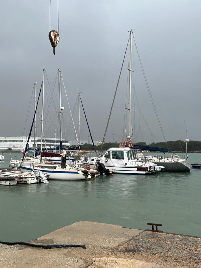 Botel Velero En El Corazon De El Puerto *